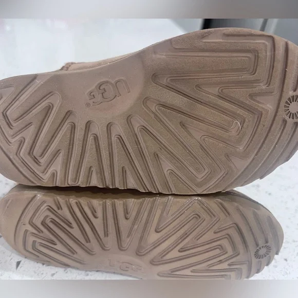 UGG Classic II Tan Boots Kids 12 VGUC - Picture 12 of 12